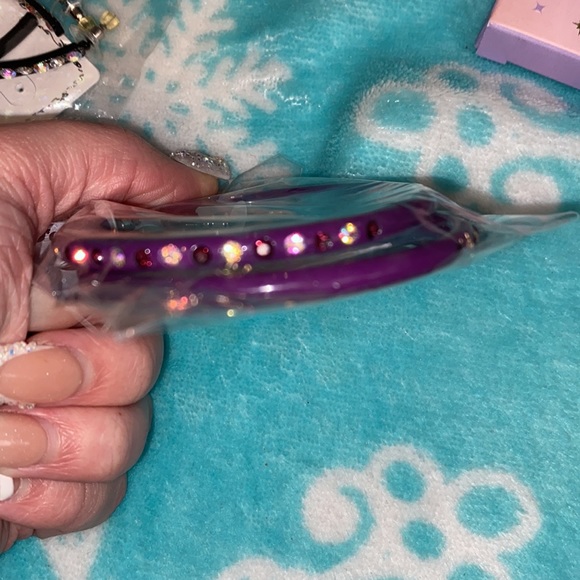 3 pair of earrings glittery eyeshadow - Picture 2 of 6